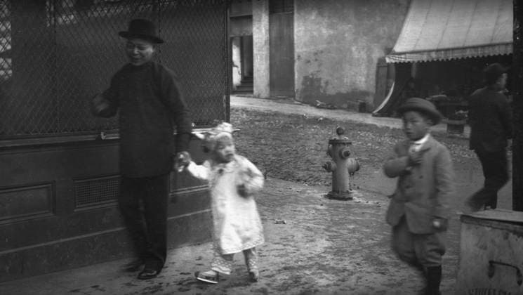 RECORD DATE NOT STATED Man and a young child walking down a street, Chinatown, San Francisco, between 1896 and 1906. Creator: Arnold Genthe. Copyright:xHeritagexArt HeritagexImagesx IMAGO ,2955504 ! ACHTUNG: AUFNAHMEDATUM GESCHÄTZT!  Copyright:HeritagexArt HeritagexImagesx IMAGO