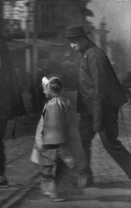RECORD DATE NOT STATED Paying New Year s calls, Chinatown, San Francisco, between 1896 and 1906. Creator: Arnold Genthe. Copyright:xHeritagexArt HeritagexImagesx IMAGO ,2955506 ! ACHTUNG: AUFNAHMEDATUM GESCHÄTZT!  Copyright:HeritagexArt HeritagexImagesx IMAGO