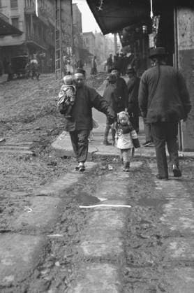RECORD DATE NOT STATED A corner on the hillside, Chinatown, San Francisco, between 1896 and 1906. Creator: Arnold Genthe. Copyright:xHeritagexArt HeritagexImagesx IMAGO ,2955510 ! ACHTUNG: AUFNAHMEDATUM GESCHÄTZT!  Copyright:HeritagexArt HeritagexImagesx IMAGO