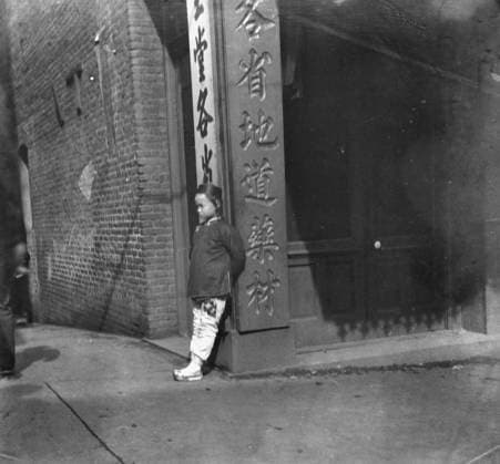 RECORD DATE NOT STATED The drug store sign, Chinatown, San Francisco, between 1896 and 1906. Creator: Arnold Genthe. Copyright:xHeritagexArt HeritagexImagesx IMAGO ,2955519 ! ACHTUNG: AUFNAHMEDATUM GESCHÄTZT!  Copyright:HeritagexArt HeritagexImagesx IMAGO