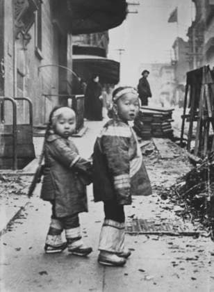 RECORD DATE NOT STATED Their first photograph, Chinatown, San Francisco, between 1896 and 1906. Creator: Arnold Genthe. Copyright:xHeritagexArt HeritagexImagesx IMAGO ,2955527 ! ACHTUNG: AUFNAHMEDATUM GESCHÄTZT!  Copyright:HeritagexArt HeritagexImagesx IMAGO