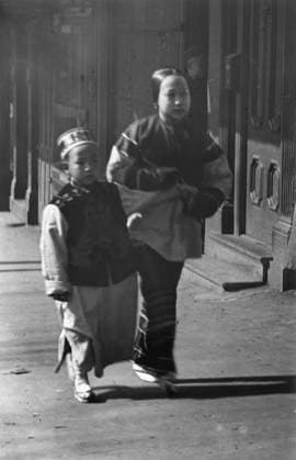 RECORD DATE NOT STATED Washington Street, Chinatown, San Francisco, between 1896 and 1906. Creator: Arnold Genthe. Copyright:xHeritagexArt HeritagexImagesx IMAGO ,2955528 ! ACHTUNG: AUFNAHMEDATUM GESCHÄTZT!  Copyright:HeritagexArt HeritagexImagesx IMAGO
