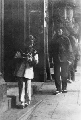 RECORD DATE NOT STATED Young girl walking down a street, Chinatown, San Francisco, between 1896 and 1906. Creator: Arnold Genthe. Copyright:xHeritagexArt HeritagexImagesx IMAGO ,2955529 ! ACHTUNG: AUFNAHMEDATUM GESCHÄTZT!  Copyright:HeritagexArt HeritagexImagesx IMAGO