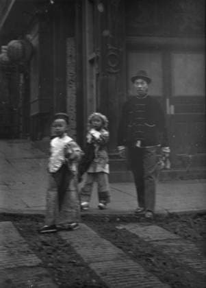 RECORD DATE NOT STATED Gambling hall, Jackson Street corner, Chinatown, San Francisco, between 1896 and 1906. Creator: Arnold Genthe. Copyright:xHeritagexArt HeritagexImagesx IMAGO ,2955531 ! ACHTUNG: AUFNAHMEDATUM GESCHÄTZT!  Copyright:HeritagexArt HeritagexImagesx IMAGO