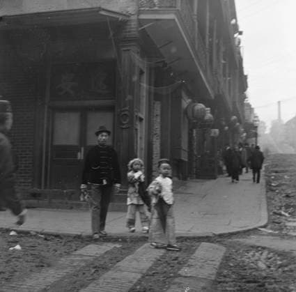 RECORD DATE NOT STATED Gambling hall, Jackson Street corner, Chinatown, San Francisco, between 1896 and 1906. Creator: Arnold Genthe. Copyright:xHeritagexArt HeritagexImagesx IMAGO ,2955532 ! ACHTUNG: AUFNAHMEDATUM GESCHÄTZT!  Copyright:HeritagexArt HeritagexImagesx IMAGO