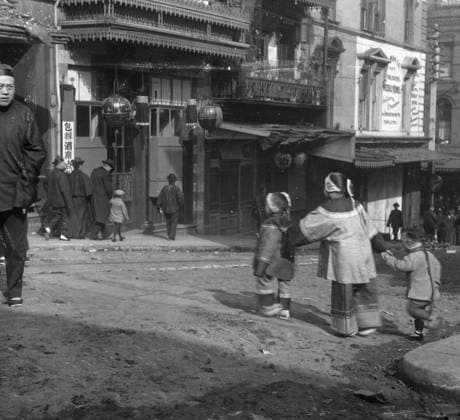 RECORD DATE NOT STATED The crossing, Chinatown, San Francisco, between 1896 and 1906. Creator: Arnold Genthe. Copyright:xHeritagexArt HeritagexImagesx IMAGO ,2955533 ! ACHTUNG: AUFNAHMEDATUM GESCHÄTZT!  Copyright:HeritagexArt HeritagexImagesx IMAGO