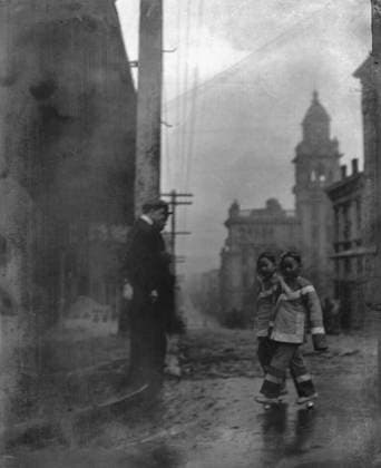RECORD DATE NOT STATED Two little maids from school, Chinatown, San Francisco, between 1896 and 1906. Creator: Arnold Genthe. Copyright:xHeritagexArt HeritagexImagesx IMAGO ,2955534 ! ACHTUNG: AUFNAHMEDATUM GESCHÄTZT!  Copyright:HeritagexArt HeritagexImagesx IMAGO