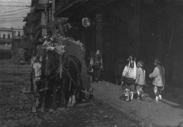 RECORD DATE NOT STATED Where beauty and squalor mingle, San Francisco, between 1896 and 1906. Creator: Arnold Genthe. Copyright:xHeritagexArt HeritagexImagesx IMAGO ,2955535 ! ACHTUNG: AUFNAHMEDATUM GESCHÄTZT!  Copyright:HeritagexArt HeritagexImagesx IMAGO