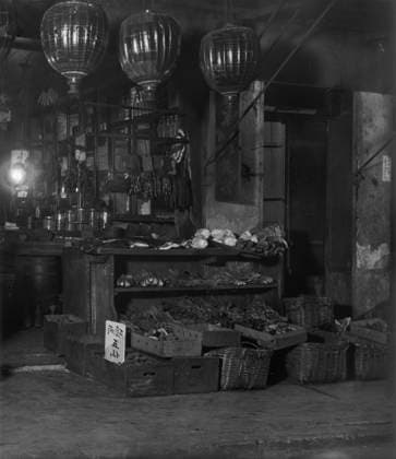 RECORD DATE NOT STATED A grocery shop, Chinatown, San Francisco, between 1896 and 1906. Creator: Arnold Genthe. Copyright:xHeritagexArt HeritagexImagesx IMAGO ,2955538 ! ACHTUNG: AUFNAHMEDATUM GESCHÄTZT!  Copyright:HeritagexArt HeritagexImagesx IMAGO