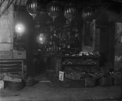 RECORD DATE NOT STATED A grocery shop, Chinatown, San Francisco, between 1896 and 1906. Creator: Arnold Genthe. Copyright:xHeritagexArt HeritagexImagesx IMAGO ,2955539 ! ACHTUNG: AUFNAHMEDATUM GESCHÄTZT!  Copyright:HeritagexArt HeritagexImagesx IMAGO