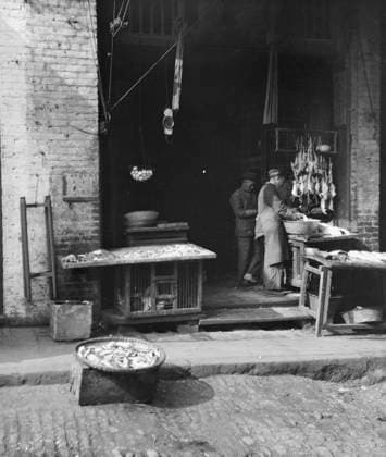 RECORD DATE NOT STATED Fish Alley, Chinatown, San Francisco, between 1896 and 1906. Creator: Arnold Genthe. Copyright:xHeritagexArt HeritagexImagesx IMAGO ,2955542 ! ACHTUNG: AUFNAHMEDATUM GESCHÄTZT!  Copyright:HeritagexArt HeritagexImagesx IMAGO