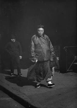 RECORD DATE NOT STATED Merchant, Chinatown, San Francisco, between 1896 and 1906. Creator: Arnold Genthe. Copyright:xHeritagexArt HeritagexImagesx IMAGO ,2955544 ! ACHTUNG: AUFNAHMEDATUM GESCHÄTZT!  Copyright:HeritagexArt HeritagexImagesx IMAGO