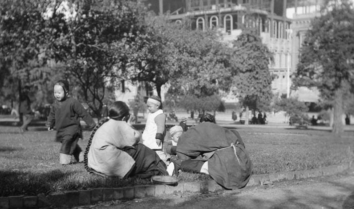 RECORD DATE NOT STATED A picnic on Portsmouth Square, Chinatown, San Francisco, between 1896 and 1906. Creator: Arnold Genthe. Copyright:xHeritagexArt HeritagexImagesx IMAGO ,2955546 ! ACHTUNG: AUFNAHMEDATUM GESCHÄTZT!  Copyright:HeritagexArt HeritagexImagesx IMAGO