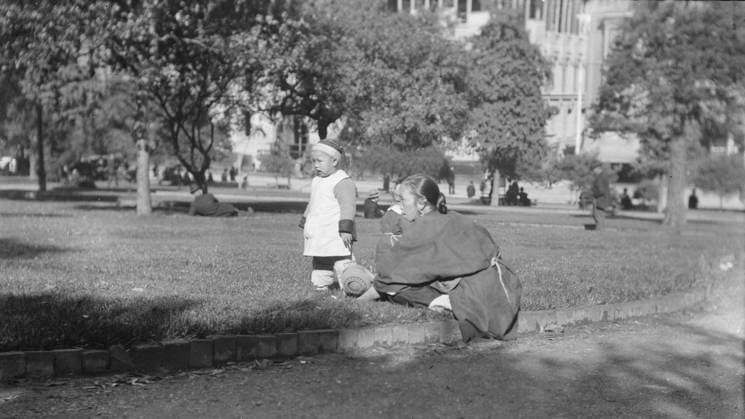 RECORD DATE NOT STATED A picnic on Portsmouth Square, Chinatown, San Francisco, between 1896 and 1906. Creator: Arnold Genthe. Copyright:xHeritagexArt HeritagexImagesx IMAGO ,2955547 ! ACHTUNG: AUFNAHMEDATUM GESCHÄTZT!  Copyright:HeritagexArt HeritagexImagesx IMAGO