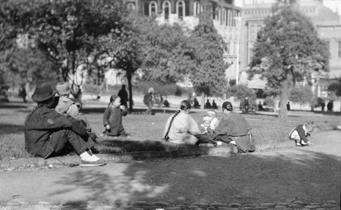 RECORD DATE NOT STATED On Portsmouth Square, Chinatown, San Francisco, between 1896 and 1906. Creator: Arnold Genthe. Copyright:xHeritagexArt HeritagexImagesx IMAGO ,2955548 ! ACHTUNG: AUFNAHMEDATUM GESCHÄTZT!  Copyright:HeritagexArt HeritagexImagesx IMAGO