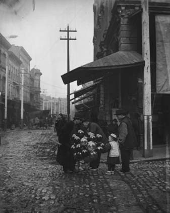 RECORD DATE NOT STATED Jewish balloon man, Chinatown, San Francisco, between 1896 and 1906. Creator: Arnold Genthe. Copyright:xHeritagexArt HeritagexImagesx IMAGO ,2955549 ! ACHTUNG: AUFNAHMEDATUM GESCHÄTZT!  Copyright:HeritagexArt HeritagexImagesx IMAGO