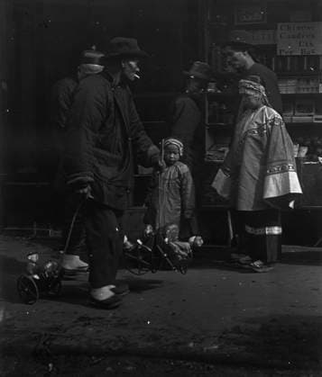 RECORD DATE NOT STATED The toy peddler, Chinatown, San Francisco, between 1896 and 1906. Creator: Arnold Genthe. Copyright:xHeritagexArt HeritagexImagesx IMAGO ,2955554 ! ACHTUNG: AUFNAHMEDATUM GESCHÄTZT!  Copyright:HeritagexArt HeritagexImagesx IMAGO
