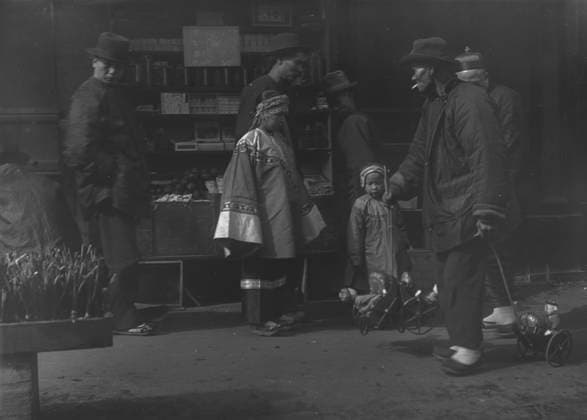 RECORD DATE NOT STATED The toy peddler, Chinatown, San Francisco, between 1896 and 1906. Creator: Arnold Genthe. Copyright:xHeritagexArt HeritagexImagesx IMAGO ,2955555 ! ACHTUNG: AUFNAHMEDATUM GESCHÄTZT!  Copyright:HeritagexArt HeritagexImagesx IMAGO
