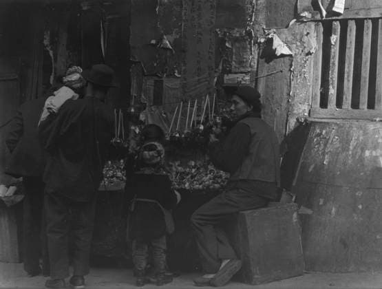 RECORD DATE NOT STATED Toy merchants, Chinatown, San Francisco, between 1896 and 1906. Creator: Arnold Genthe. Copyright:xHeritagexArt HeritagexImagesx IMAGO ,2955557 ! ACHTUNG: AUFNAHMEDATUM GESCHÄTZT!  Copyright:HeritagexArt HeritagexImagesx IMAGO
