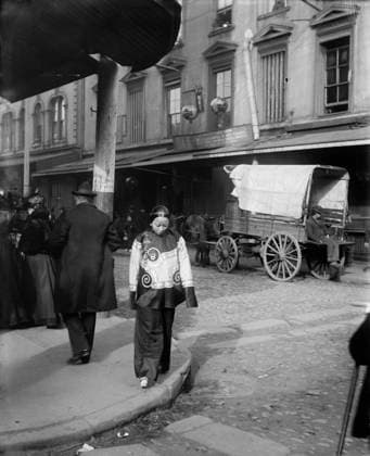 RECORD DATE NOT STATED A woman in holiday attire, Chinatown, San Francisco, between 1896 and 1906. Creator: Arnold Genthe. Copyright:xHeritagexArt HeritagexImagesx IMAGO ,2955560 ! ACHTUNG: AUFNAHMEDATUM GESCHÄTZT!  Copyright:HeritagexArt HeritagexImagesx IMAGO