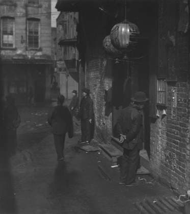 RECORD DATE NOT STATED Doorways in dim shadows, Chinatown, San Francisco, between 1896 and 1906. Creator: Arnold Genthe. Copyright:xHeritagexArt HeritagexImagesx IMAGO ,2955564 ! ACHTUNG: AUFNAHMEDATUM GESCHÄTZT!  Copyright:HeritagexArt HeritagexImagesx IMAGO