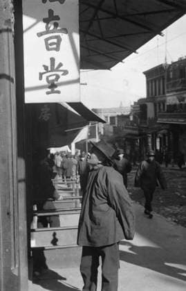 RECORD DATE NOT STATED Passers-by, Chinatown, San Francisco, between 1896 and 1906. Creator: Arnold Genthe. Copyright:xHeritagexArt HeritagexImagesx IMAGO ,2955565 ! ACHTUNG: AUFNAHMEDATUM GESCHÄTZT!  Copyright:HeritagexArt HeritagexImagesx IMAGO
