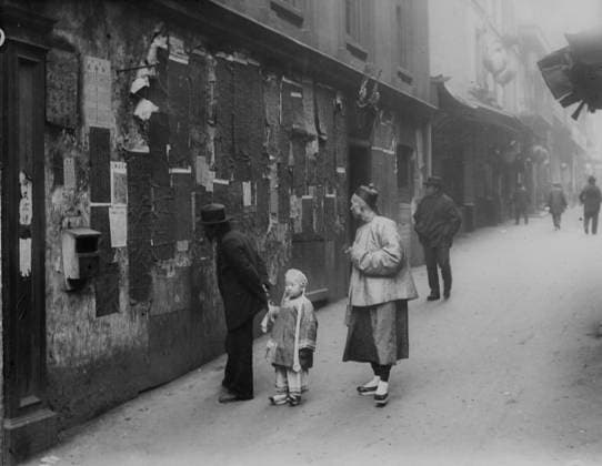 RECORD DATE NOT STATED Reading the Tong proclamation, Chinatown, San Francisco, between 1896 and 1906. Creator: Arnold Genthe. Copyright:xHeritagexArt HeritagexImagesx IMAGO ,2955566 ! ACHTUNG: AUFNAHMEDATUM GESCHÄTZT!  Copyright:HeritagexArt HeritagexImagesx IMAGO