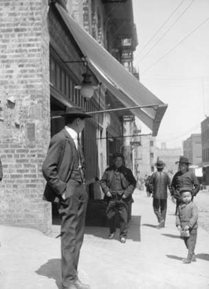 RECORD DATE NOT STATED Street scene in Chinatown, San Francisco, between 1896 and 1930. Creator: Arnold Genthe. Copyright:xHeritagexArt HeritagexImagesx IMAGO ,2955571 ! ACHTUNG: AUFNAHMEDATUM GESCHÄTZT!  Copyright:HeritagexArt HeritagexImagesx IMAGO