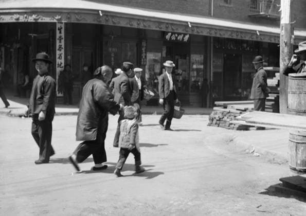 RECORD DATE NOT STATED Street scene, Chinatown, San Francisco, between 1896 and 1906. Creator: Arnold Genthe. Copyright:xHeritagexArt HeritagexImagesx IMAGO ,2955572 ! ACHTUNG: AUFNAHMEDATUM GESCHÄTZT!  Copyright:HeritagexArt HeritagexImagesx IMAGO