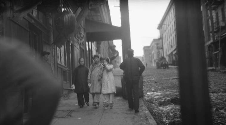 RECORD DATE NOT STATED Street scene, Chinatown, San Francisco, between 1896 and 1906. Creator: Arnold Genthe. Copyright:xHeritagexArt HeritagexImagesx IMAGO ,2955573 ! ACHTUNG: AUFNAHMEDATUM GESCHÄTZT!  Copyright:HeritagexArt HeritagexImagesx IMAGO
