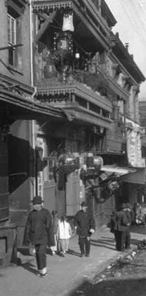 RECORD DATE NOT STATED The street of painted balconies, Chinatown, San Francisco, between 1896 and 1906. Creator: Arnold Genthe. Copyright:xHeritagexArt HeritagexImagesx IMAGO ,2955575 ! ACHTUNG: AUFNAHMEDATUM GESCHÄTZT!  Copyright:HeritagexArt HeritagexImagesx IMAGO