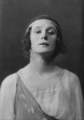 RECORD DATE NOT STATED Pavlova, Anna, Madame, portrait photograph, 1915 Nov. 8. Creator: Arnold Genthe. Copyright:xHeritagexArt HeritagexImagesx IMAGO ,2955737 ! ACHTUNG: AUFNAHMEDATUM GESCHÄTZT!  Copyright:HeritagexArt HeritagexImagesx IMAGO