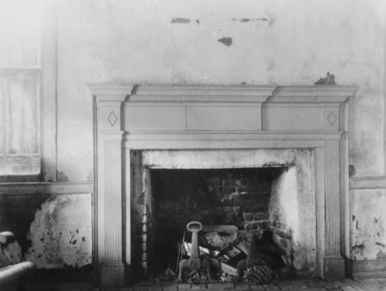 RECORD DATE NOT STATED Fireplace, New Orleans or Charleston, South Carolina, between 1920 and 1926. Creator: Arnold Genthe. Copyright:xHeritagexArt HeritagexImagesx IMAGO ,2955803 ! ACHTUNG: AUFNAHMEDATUM GESCHÄTZT!  Copyright:HeritagexArt HeritagexImagesx IMAGO