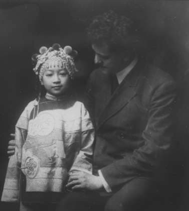 RECORD DATE NOT STATED Friends, Chinatown, San Francisco, between 1896 and 1906. Creator: Arnold Genthe. Copyright:xHeritagexArt HeritagexImagesx IMAGO ,2955806 ! ACHTUNG: AUFNAHMEDATUM GESCHÄTZT!  Copyright:HeritagexArt HeritagexImagesx IMAGO