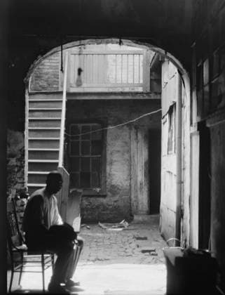 RECORD DATE NOT STATED Man seated in archway leading to a courtyard, New Orleans, between 1920 and 1926. Creator: Arnold Genthe. Copyright:xHeritagexArt HeritagexImagesx IMAGO ,2955807 ! ACHTUNG: AUFNAHMEDATUM GESCHÄTZT!  Copyright:HeritagexArt HeritagexImagesx IMAGO