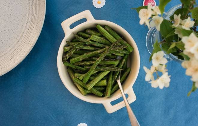 IMAGO Creative: Food, Spargel asparagus in a serving bowl on a outdoor dinner table Stockholm, Stockholm County, Sweden R_RABE230703EF-1209039-01