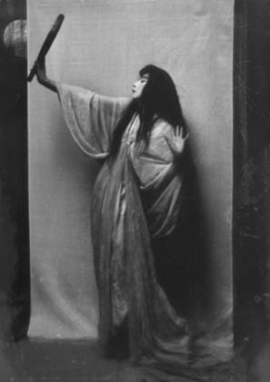 RECORD DATE NOT STATED St. Denis, Ruth, 1913 Mar. 25. Creator: Arnold Genthe. Copyright:xHeritagexArt HeritagexImagesx IMAGO ,2955962 ! ACHTUNG: AUFNAHMEDATUM GESCHÄTZT!  Copyright:HeritagexArt HeritagexImagesx IMAGO