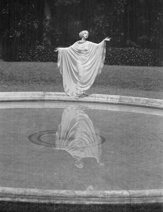 RECORD DATE NOT STATED St. Denis, Ruth, 1927 July or Aug. Creator: Arnold Genthe. Copyright:xHeritagexArt HeritagexImagesx IMAGO ,2955968 ! ACHTUNG: AUFNAHMEDATUM GESCHÄTZT!  Copyright:HeritagexArt HeritagexImagesx IMAGO