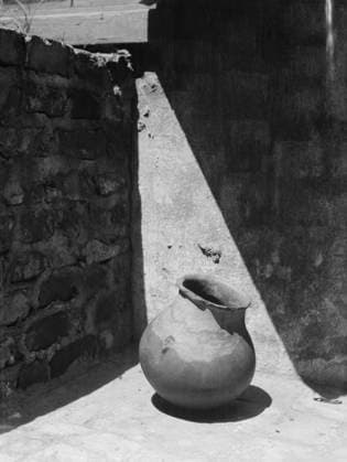 RECORD DATE NOT STATED Spanish water jar, New Orleans, between 1920 and 1926. Creator: Arnold Genthe. Copyright:xHeritagexArt HeritagexImagesx IMAGO ,2955976 ! ACHTUNG: AUFNAHMEDATUM GESCHÄTZT!  Copyright:HeritagexArt HeritagexImagesx IMAGO
