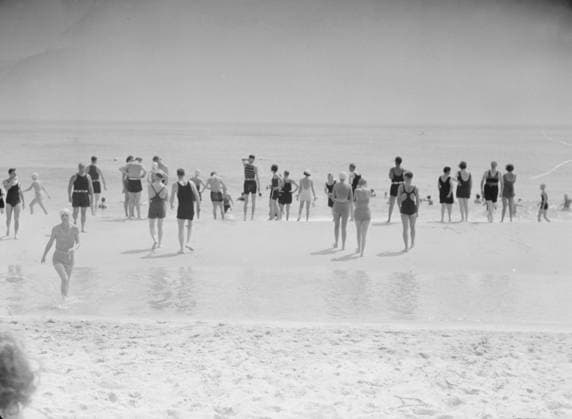 RECORD DATE NOT STATED Beach scene, East Hampton, Long Island, between 1933 and 1942. Creator: Arnold Genthe. Copyright:x HeritagexImagesx IMAGO ,2956234 ! ACHTUNG: AUFNAHMEDATUM GESCHÄTZT!  Copyright: HeritagexImagesx IMAGO