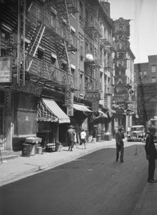 RECORD DATE NOT STATED Chinatown, in San Francisco or New York City, between 1911 and 1942. Creator: Arnold Genthe. Copyright:x HeritagexImagesx IMAGO ,2956348 ! ACHTUNG: AUFNAHMEDATUM GESCHÄTZT!  Copyright: HeritagexImagesx IMAGO