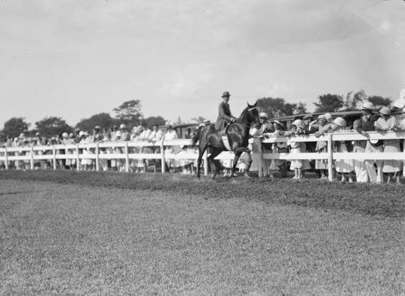 RECORD DATE NOT STATED East Hampton horse show, 1932. Creator: Arnold Genthe. Copyright:x HeritagexImagesx IMAGO ,2956453 ! ACHTUNG: AUFNAHMEDATUM GESCHÄTZT!  Copyright: HeritagexImagesx IMAGO