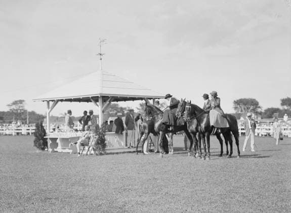 RECORD DATE NOT STATED East Hampton horse show, 1932. Creator: Arnold Genthe. Copyright:x HeritagexImagesx IMAGO ,2956455 ! ACHTUNG: AUFNAHMEDATUM GESCHÄTZT!  Copyright: HeritagexImagesx IMAGO