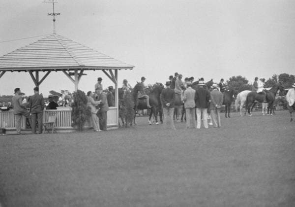 RECORD DATE NOT STATED East Hampton horse show, 1933. Creator: Arnold Genthe. Copyright:x HeritagexImagesx IMAGO ,2956456 ! ACHTUNG: AUFNAHMEDATUM GESCHÄTZT!  Copyright: HeritagexImagesx IMAGO