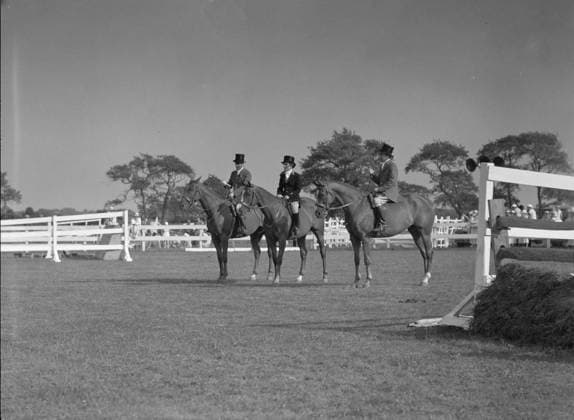 RECORD DATE NOT STATED East Hampton horse show, 1933. Creator: Arnold Genthe. Copyright:x HeritagexImagesx IMAGO ,2956457 ! ACHTUNG: AUFNAHMEDATUM GESCHÄTZT!  Copyright: HeritagexImagesx IMAGO