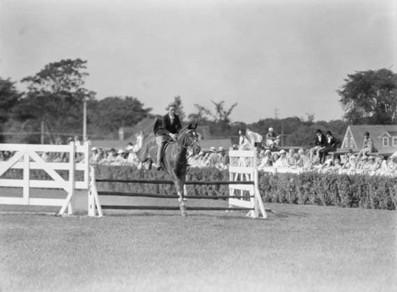 RECORD DATE NOT STATED East Hampton horse show, 1934. Creator: Arnold Genthe. Copyright:x HeritagexImagesx IMAGO ,2956458 ! ACHTUNG: AUFNAHMEDATUM GESCHÄTZT!  Copyright: HeritagexImagesx IMAGO