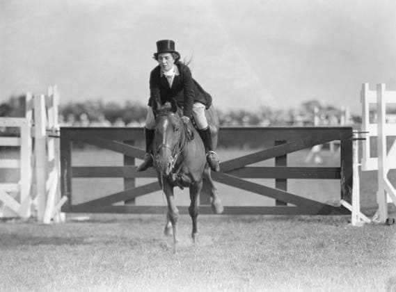 RECORD DATE NOT STATED East Hampton horse show, 1934. Creator: Arnold Genthe. Copyright:x HeritagexImagesx IMAGO ,2956459 ! ACHTUNG: AUFNAHMEDATUM GESCHÄTZT!  Copyright: HeritagexImagesx IMAGO