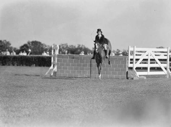 RECORD DATE NOT STATED East Hampton horse show, 1934. Creator: Arnold Genthe. Copyright:x HeritagexImagesx IMAGO ,2956460 ! ACHTUNG: AUFNAHMEDATUM GESCHÄTZT!  Copyright: HeritagexImagesx IMAGO