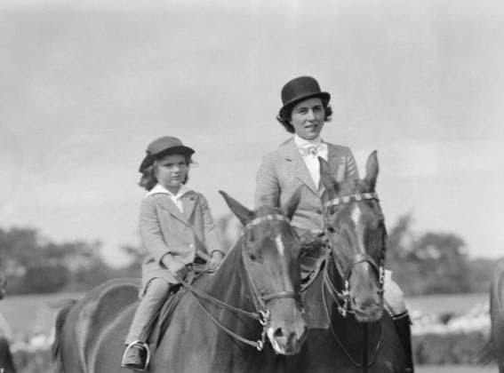 RECORD DATE NOT STATED East Hampton horse show, 1934. Creator: Arnold Genthe. Copyright:x HeritagexImagesx IMAGO ,2956461 ! ACHTUNG: AUFNAHMEDATUM GESCHÄTZT!  Copyright: HeritagexImagesx IMAGO