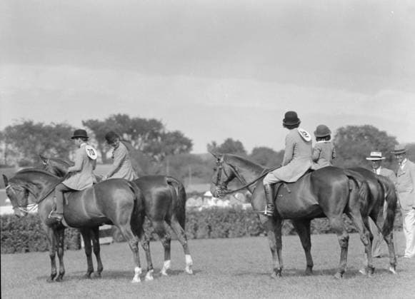 RECORD DATE NOT STATED East Hampton horse show, 1934. Creator: Arnold Genthe. Copyright:x HeritagexImagesx IMAGO ,2956462 ! ACHTUNG: AUFNAHMEDATUM GESCHÄTZT!  Copyright: HeritagexImagesx IMAGO